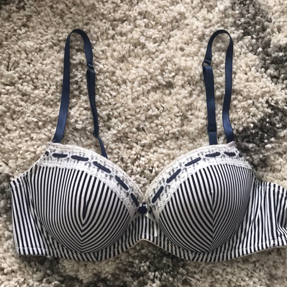White bra with navy blue stripe and ribbon detail. - Picture 1 of 3